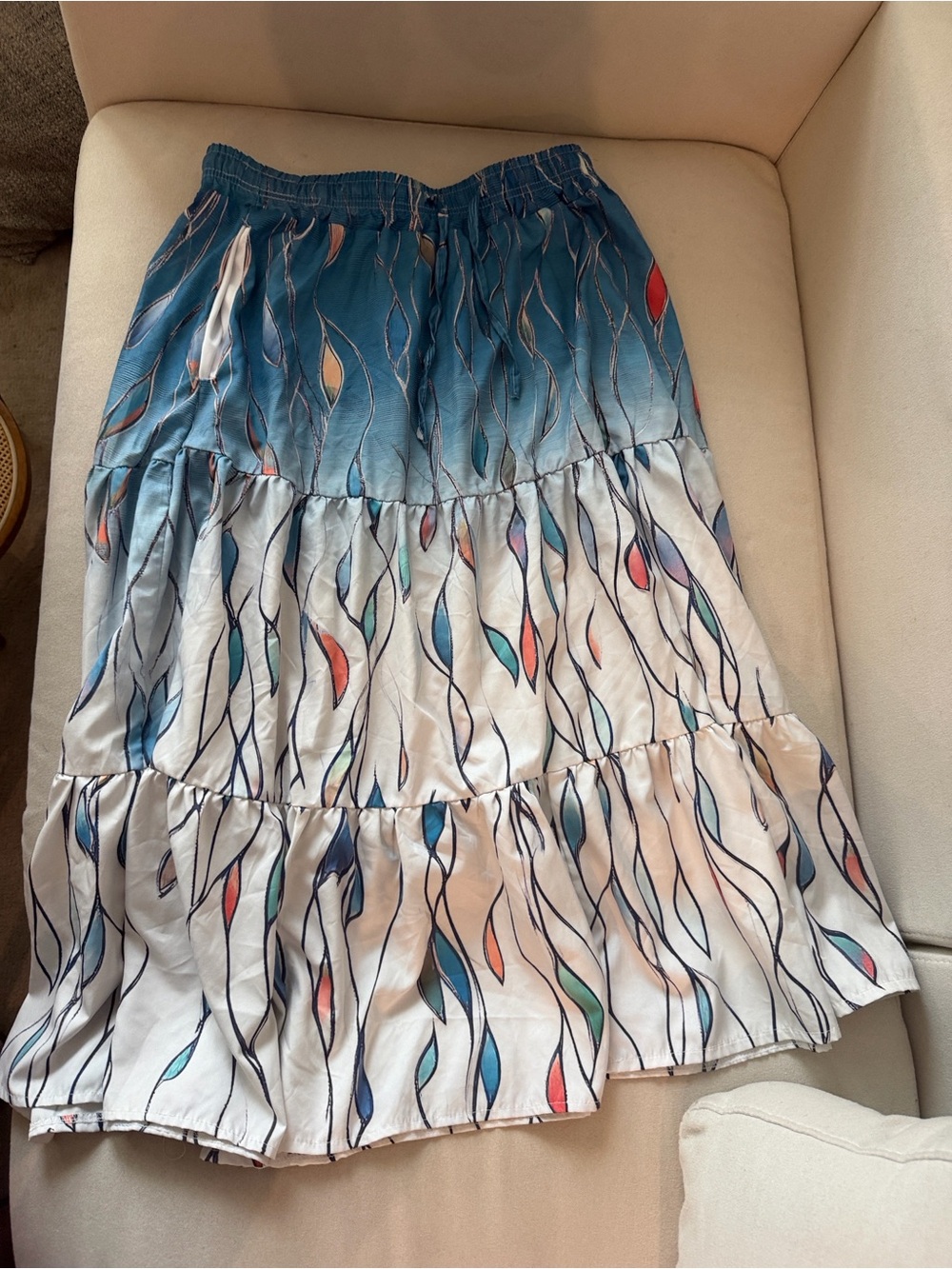 Size L Tiered Blue and White Printed Midi Skirt with pockets